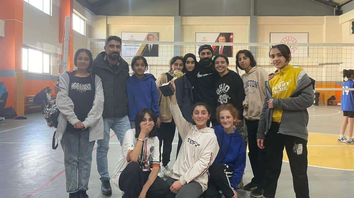 Okulumuz İlçe çapında yapılan  Okullar arası Yıldızlar-Kızlar Voleybol Turnuvasında 3. oldu...
